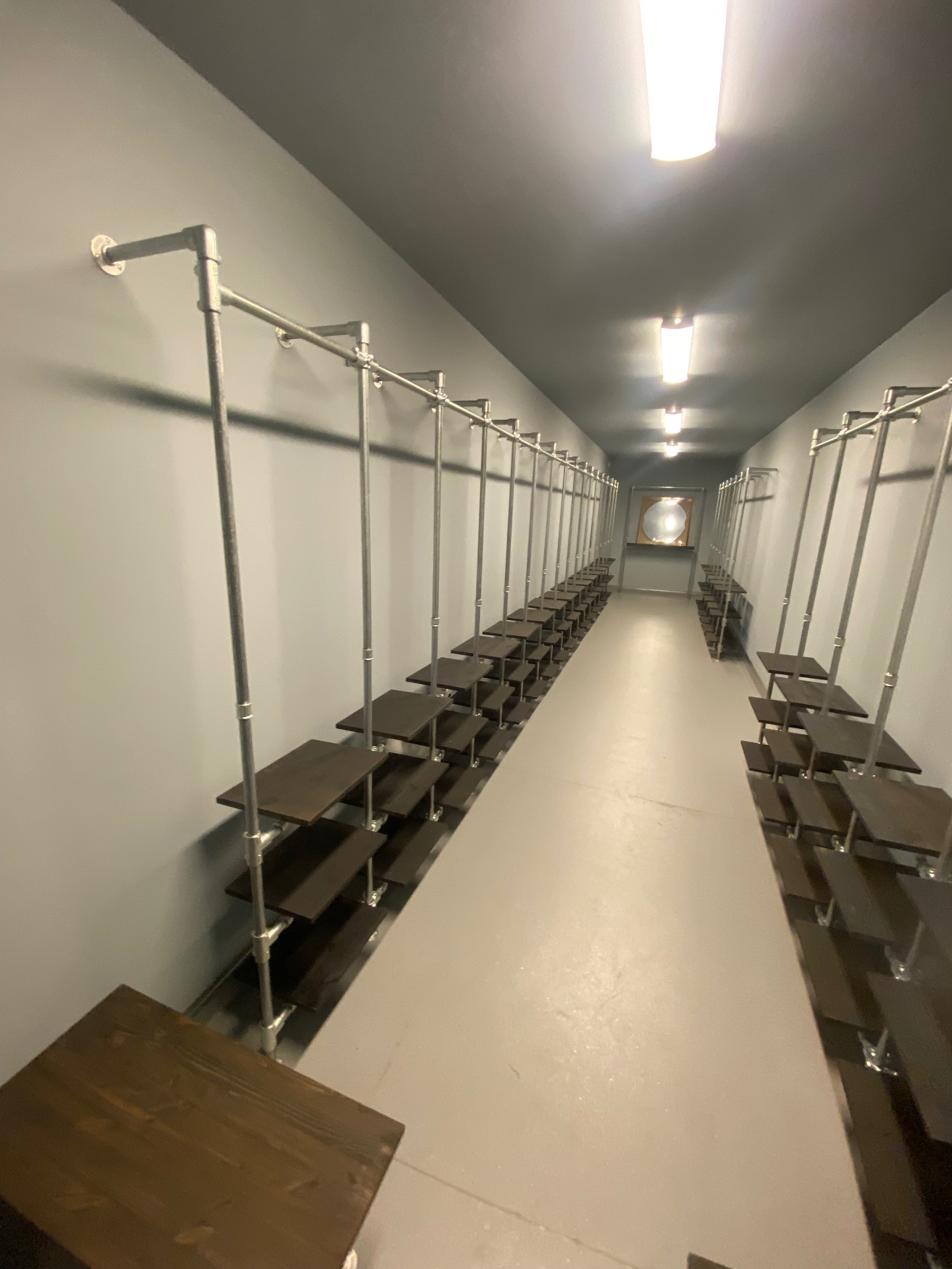 Rackbuddy garderobesystem monteret langs omklædningsgang