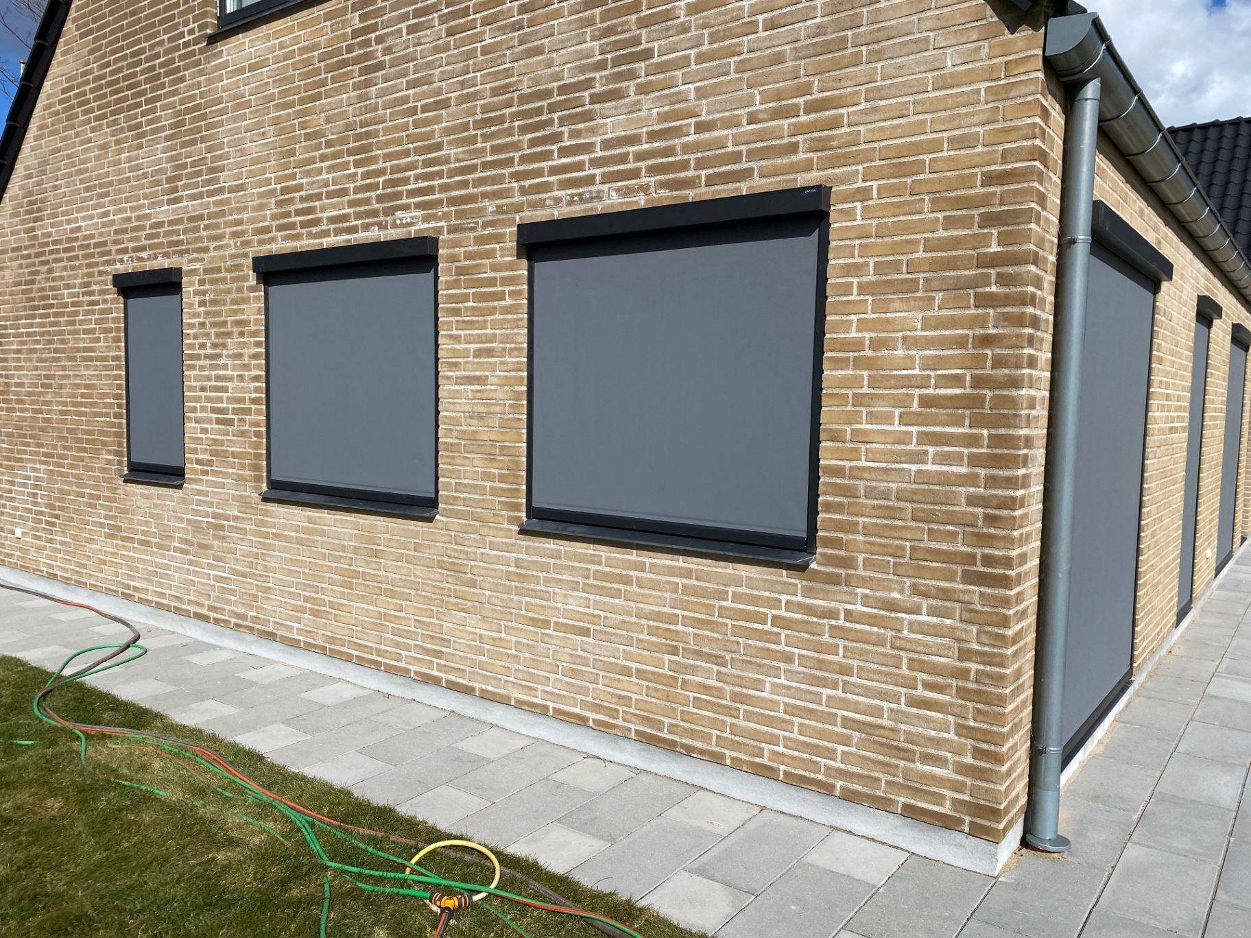 Zip-screens fordelt over husets facade set fra terrassen