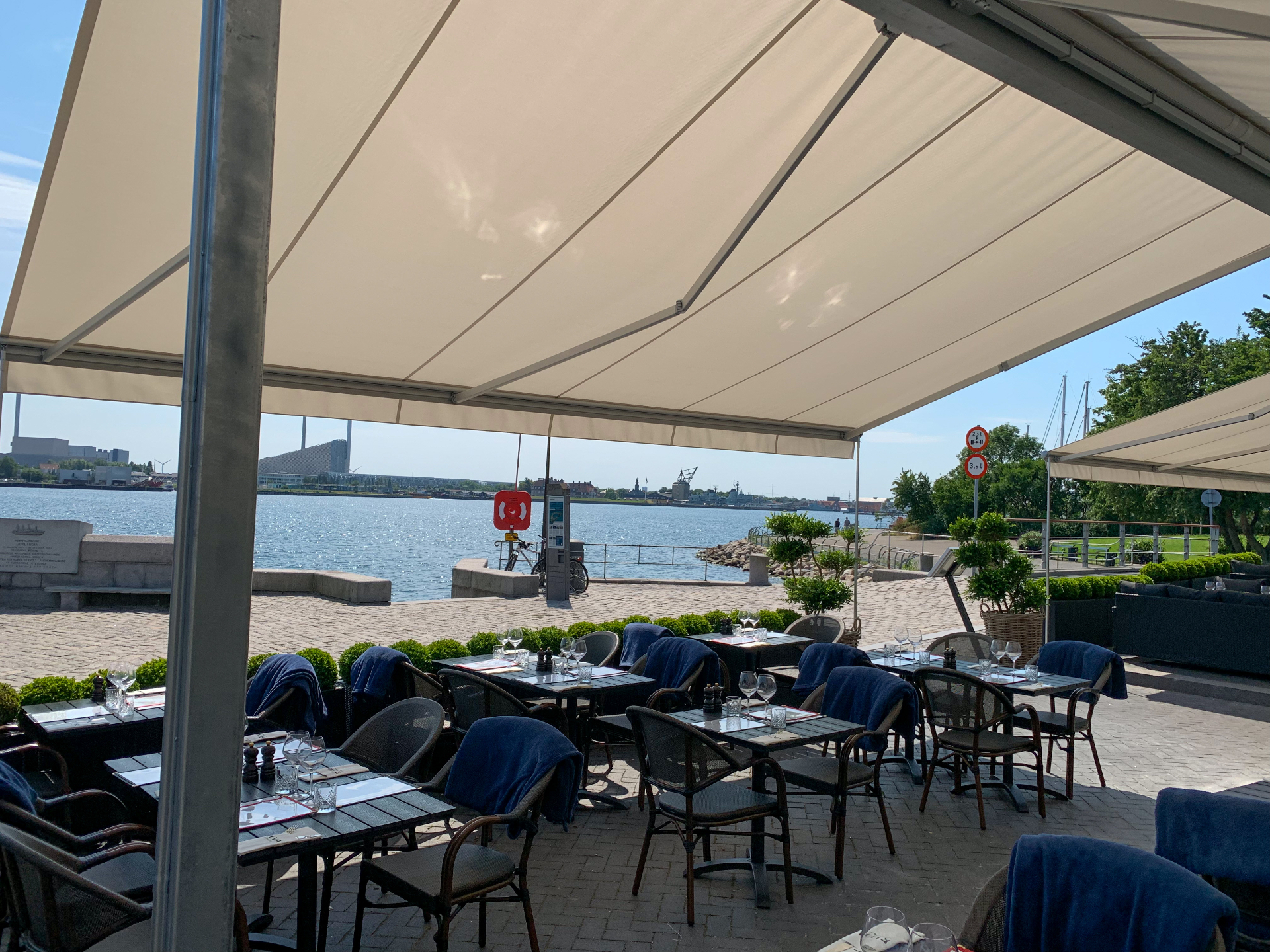 Markiser ved havnefront