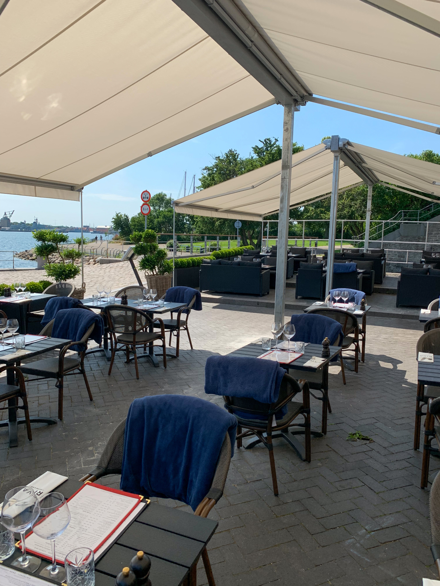 Markiser der dækker restaurantens loungeområde